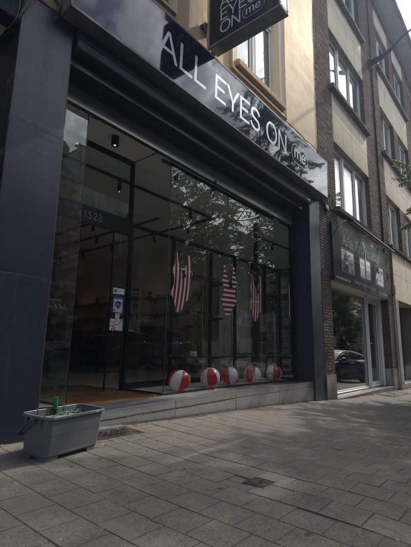 Vitrine du magasin d'optique All Eyes On Me nettoyée par BoomClean BXL, Bruxelles